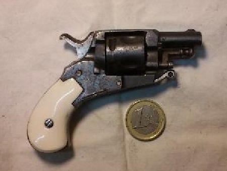 Hola, siendo niño, hace ya demasiados años, el primer arma que tuve en mis manos fue un diminuto revolver 20