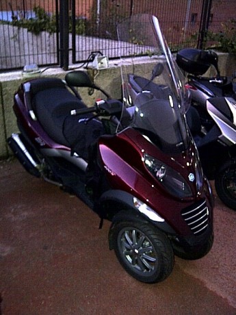 Vendo mi MP3 400 (la que hace falta carnet de moto). Está impecable.
Es de final de noviembre de 2007. 00