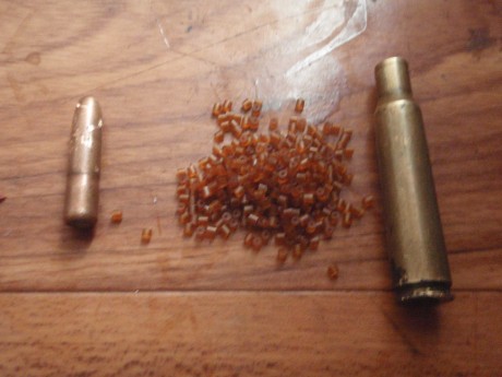 hola,para los que teneis armas del calibre Español 7x57 antiguas.

foto nº1 cartucho entero 7x57 de la 02