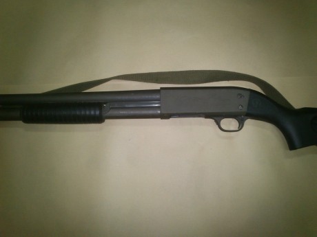 La Ithaca 37 es una escopeta de corredera fabricada para el mercado civil, policial y militar. También 90