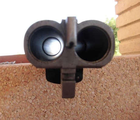 La escopeta de cañones yuxtapuestos, en nuestro lenguaje popular paralela o plana es la escopeta de caza 01