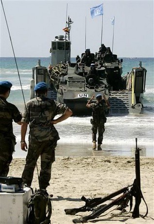 Parece ser que la primera bandera de la BRIPAC, en unos entrenamientos previos al despliegue en el Libano, 140