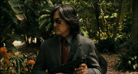 Compañeros,

En vista de las ganas de algunos (Elcafe, Wilcow, Vrakk, etc) por adivinar armas de películas 90