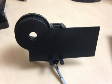 Tras comprar el telescopio empecé a pensar cómo podría hacer un apaño para acoplarle el iPhone al ocular.
Ya 12