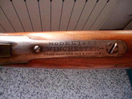 Poseo un Winchester 1892 original, en el lado derecho del cañon tiene un enganche para bayoneta, buscando 32