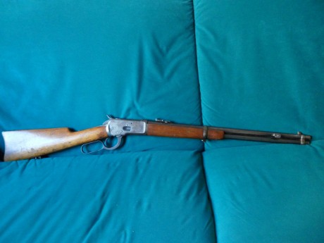 Poseo un Winchester 1892 original, en el lado derecho del cañon tiene un enganche para bayoneta, buscando 42