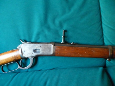 Poseo un Winchester 1892 original, en el lado derecho del cañon tiene un enganche para bayoneta, buscando 41