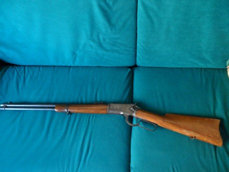 Poseo un Winchester 1892 original, en el lado derecho del cañon tiene un enganche para bayoneta, buscando 40