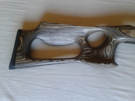 Pues lo dicho que vendo una culata de madera laminada en tonos grises de la marca Boyds. Su precio son 01