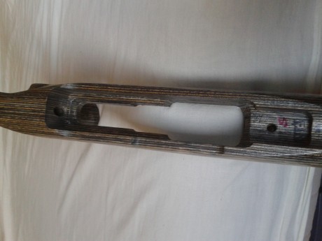 Pues lo dicho que vendo una culata de madera laminada en tonos grises de la marca Boyds. Su precio son 10