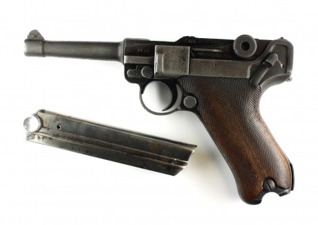 Hola:
Ya puse este anuncio anteriormente.
Os especifico un poco los datos. Es una LUGER P08, calibre 9 60