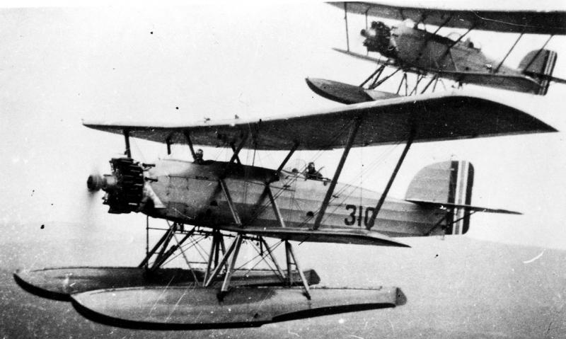 Sé que al principio de la II Guerra Mundial, habían en servicio algunos aviones biplanos (Gloster Gladiator, 152