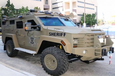 Vamos que mejor vemos el vídeo...:
 QBYzHEDneFU 

ya lo tiene el "Gwinnett County Sheriff's"
 130