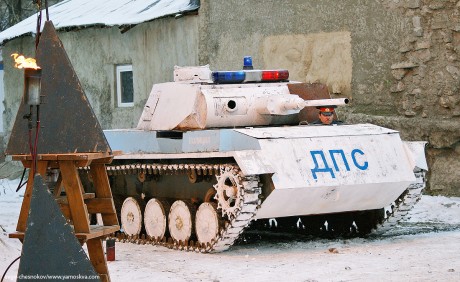 Realmente es la torre, el chasis o de T-80 o T-70.
Y si la foto no es un truco, imagino que el policía 00
