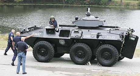 Realmente es la torre, el chasis o de T-80 o T-70.
Y si la foto no es un truco, imagino que el policía 20