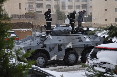 Realmente es la torre, el chasis o de T-80 o T-70.
Y si la foto no es un truco, imagino que el policía 30