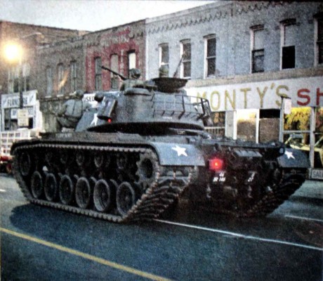 Realmente es la torre, el chasis o de T-80 o T-70.
Y si la foto no es un truco, imagino que el policía 41