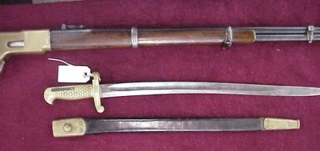 Poseo un Winchester 1892 original, en el lado derecho del cañon tiene un enganche para bayoneta, buscando 81