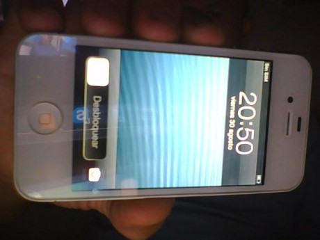 hola el movil esta practicamente nuevo,no tiene marcas ni arañazos es de orange
precio 200 00