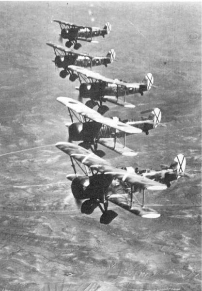 Sé que al principio de la II Guerra Mundial, habían en servicio algunos aviones biplanos (Gloster Gladiator, 171