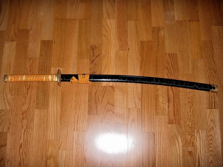 Vendo katana para decoración con soportes de pared incluidos.

Medidas:

Nagasa - 72,5cm (con Habaki)
Tsuka 02