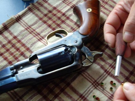  IMG_20240510_181113.jpg bancos de carga para remington y colt     30 euros y 15 euros el empistonador 20