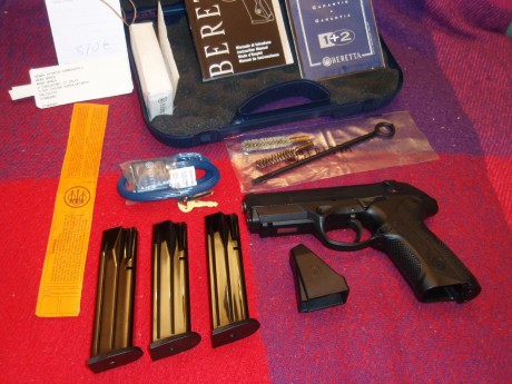 Beretta PX4 Storm 9mm, comprada en junio de este año (dos meses), costó mas de 800€ y Tiene menos de 200 00