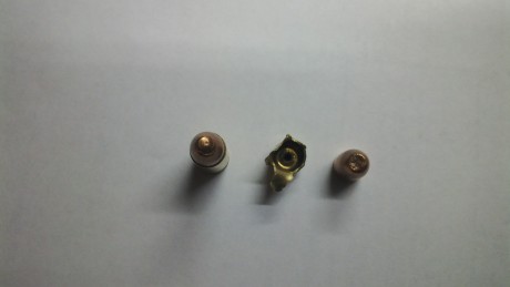 Quiero compartirles un incidente presentado con un cartucho calibre 9x19mm, ocasionado por la incorrecta 02