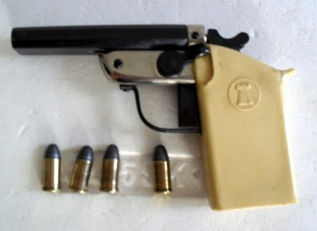 Curiosa pistola a dos cañones, se parece a un juguete, o a una fabricación artesanal. Calibra 320 o 32 10
