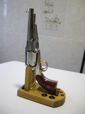  IMG_20240510_181113.jpg bancos de carga para remington y colt     30 euros y 15 euros el empistonador 90