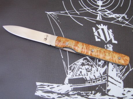 Dos Navajas de aprox. 90 mm. de Hoja en acero 12C27, con las cachas de madera Estabilizada.

Una 02