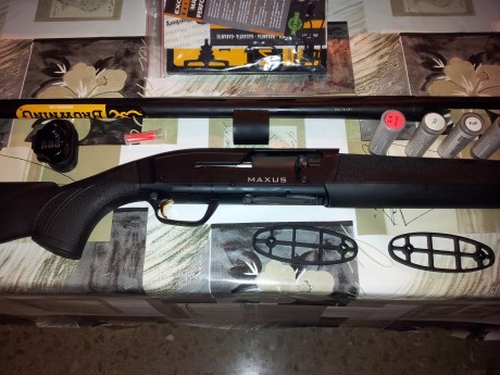 Vendo escopeta Browning MAXUS Composite con cañon de 71 cm, con su caja original y todos los accesorios. 01