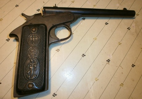 Hace unos días encontré por casualidad en una web extranjera un arma a la venta que hacía muchos años 100