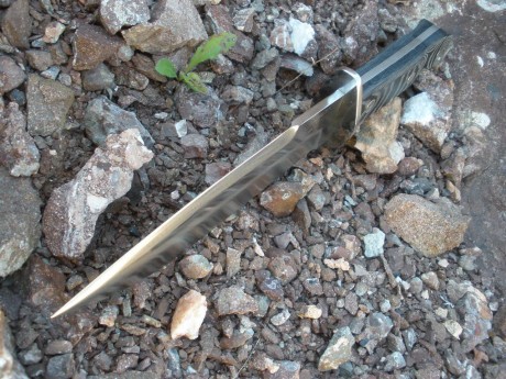 Acero 440C
Longitud total de 30,5 cm
Longitud de hoja de 17,5 cm
Longitud de filo de 16 cm
Anchura de 00