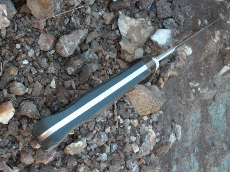 Acero 440C
Longitud total de 30,5 cm
Longitud de hoja de 17,5 cm
Longitud de filo de 16 cm
Anchura de 10