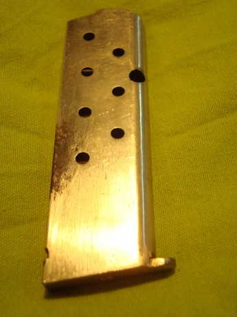 Vendo cargador de pistola star,con escudo de la guardia civil,Cromado en buen estado.
Precio 36 eur. 01