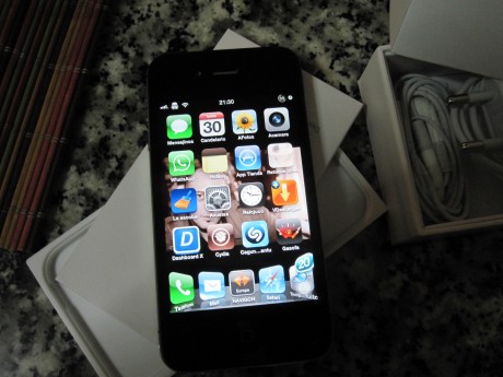 hola a todos
vendo iphone 4S 16 gb con menos de 1 año
con señales de uso normal(muy pocas)
la pantalla 01