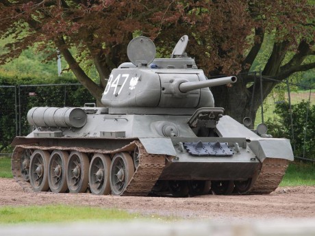 El T-72 contaba, en algunas versiones con unos faldones laterales, unos cuatro por banda, y la pregunta 102