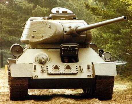 El T-72 contaba, en algunas versiones con unos faldones laterales, unos cuatro por banda, y la pregunta 101