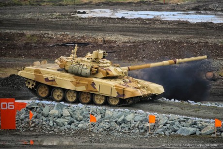El T-72 contaba, en algunas versiones con unos faldones laterales, unos cuatro por banda, y la pregunta 140