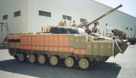 El T-72 contaba, en algunas versiones con unos faldones laterales, unos cuatro por banda, y la pregunta 151