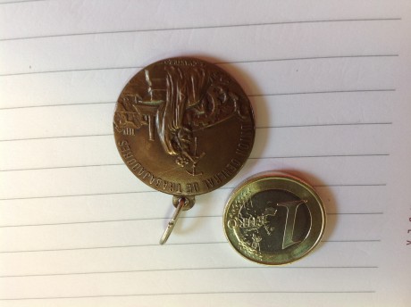 Hola, tengo esta medalla. Me gustaría si alguien me pudiera dar alguna información sobre ella. No es actual. 00