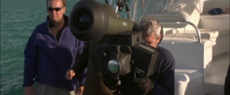 Compañeros,

En vista de las ganas de algunos (Elcafe, Wilcow, Vrakk, etc) por adivinar armas de películas 90