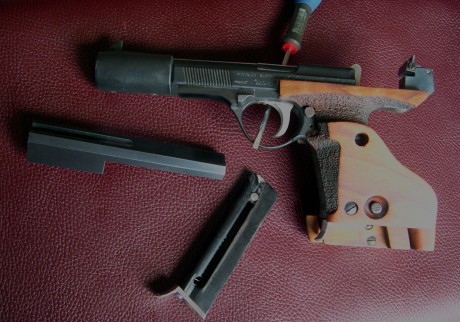 Hola:

Un buen amigo me pide que le ponga a la venta esta magnífica pistola, que hace ya mucho tiempo 02