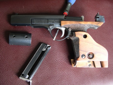 Hola:

Un buen amigo me pide que le ponga a la venta esta magnífica pistola, que hace ya mucho tiempo 01