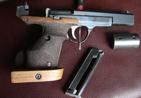 Hola:

Un buen amigo me pide que le ponga a la venta esta magnífica pistola, que hace ya mucho tiempo 00