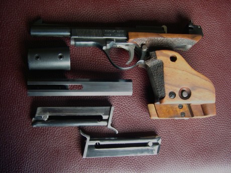 Hola:

Un buen amigo me pide que le ponga a la venta esta magnífica pistola, que hace ya mucho tiempo 12