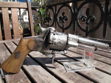 Hola, soy nuevo en el foro. Tengo entre mis manos un antiguo revolver del cual tengo poca información. 02
