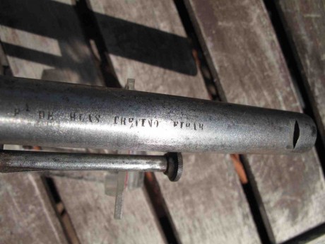 Hola, soy nuevo en el foro. Tengo entre mis manos un antiguo revolver del cual tengo poca información. 01