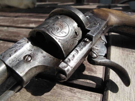 Hola, soy nuevo en el foro. Tengo entre mis manos un antiguo revolver del cual tengo poca información. 00